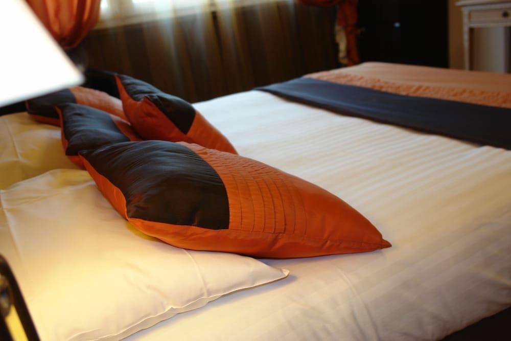 Bhoma Bourges - Hotel & Restaurant ภายนอก รูปภาพ